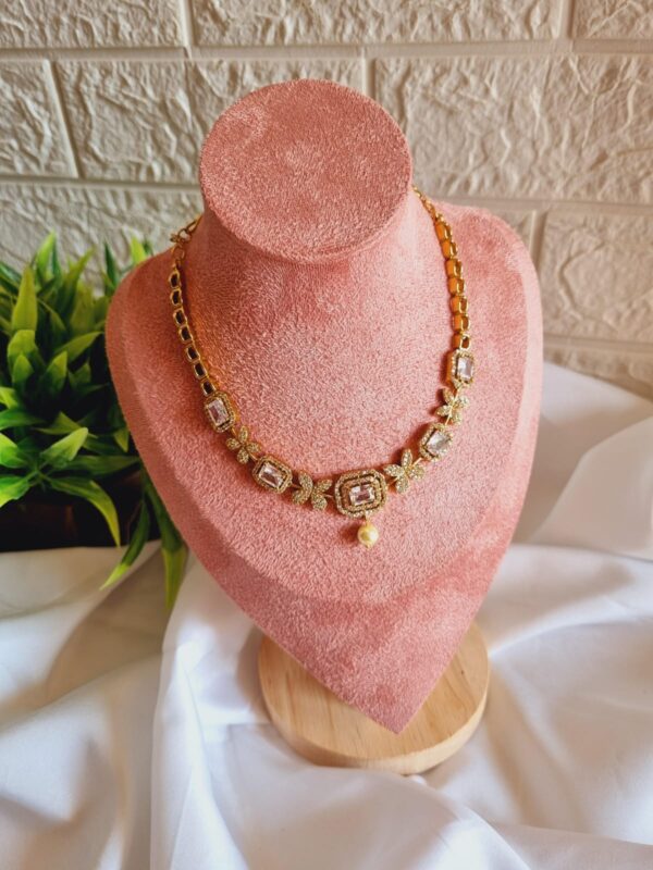 White Stone with Flower Neckset